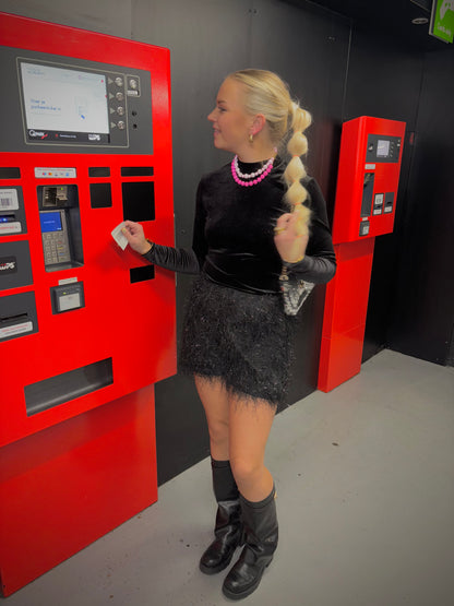 Feathers glam 
Short