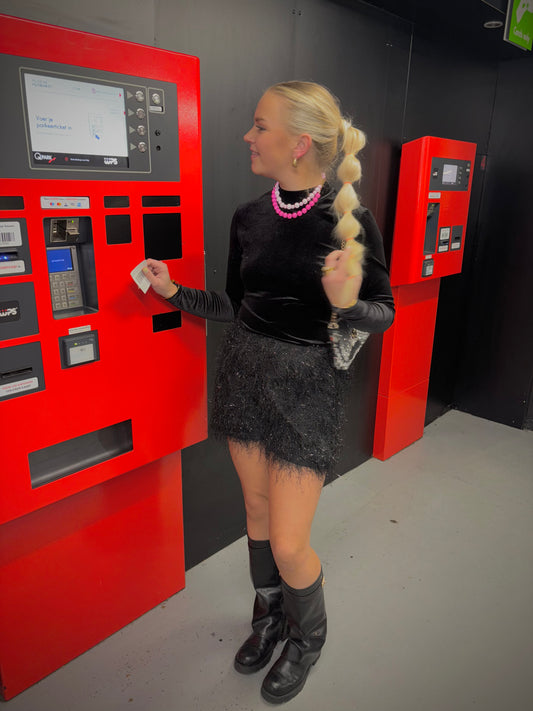 Feathers glam 
Short